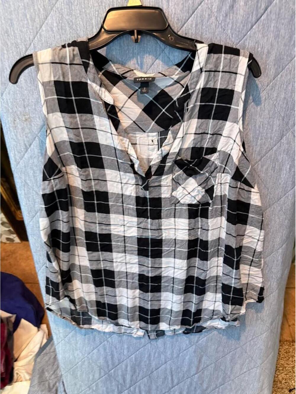 Torrid Black and White Plaid Sleeveless Button-Up Shirt Size 2